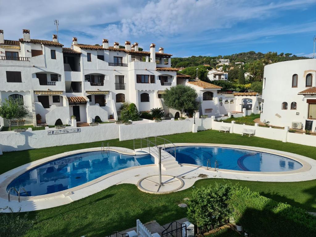 uma imagem de uma casa com piscina em Appartement Sant Antoni em Sant Antoni de Calonge