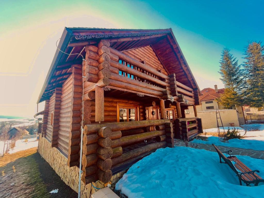 domek z bali i śniegiem na ziemi w obiekcie TRINITY Log Cabin Wellness resort w Szczyrbie