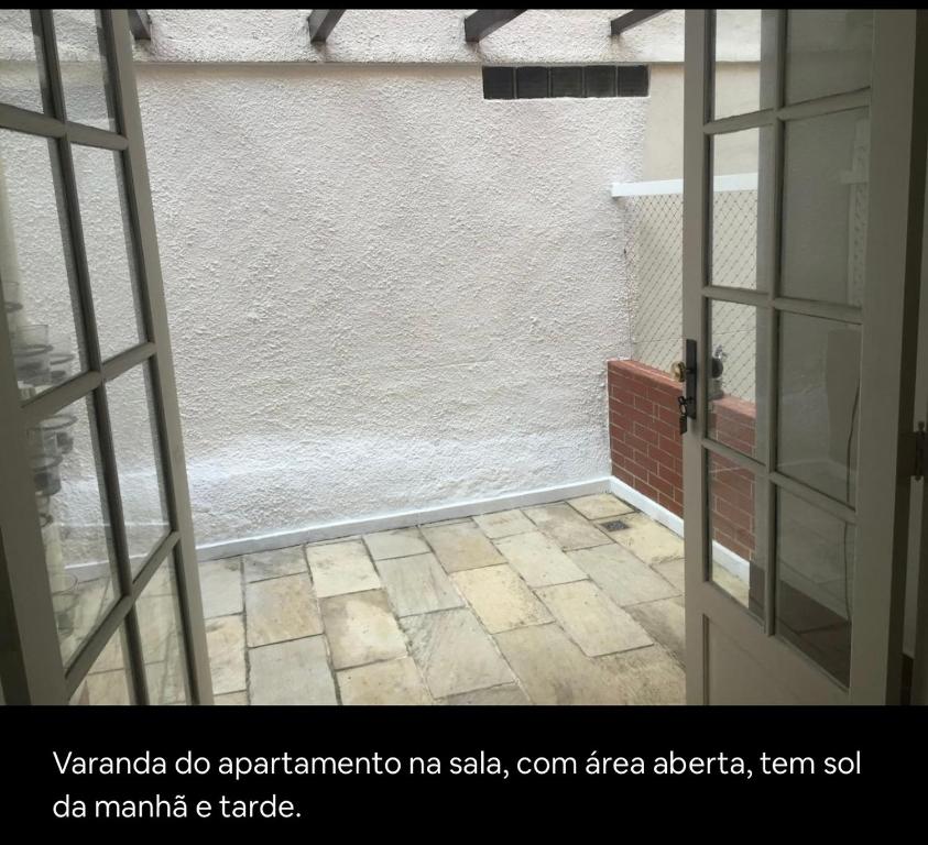 una puerta abierta a una habitación con suelo de baldosa en Apartamento Leblon João lira quadra da praia - melhor do Leblon, en Río de Janeiro