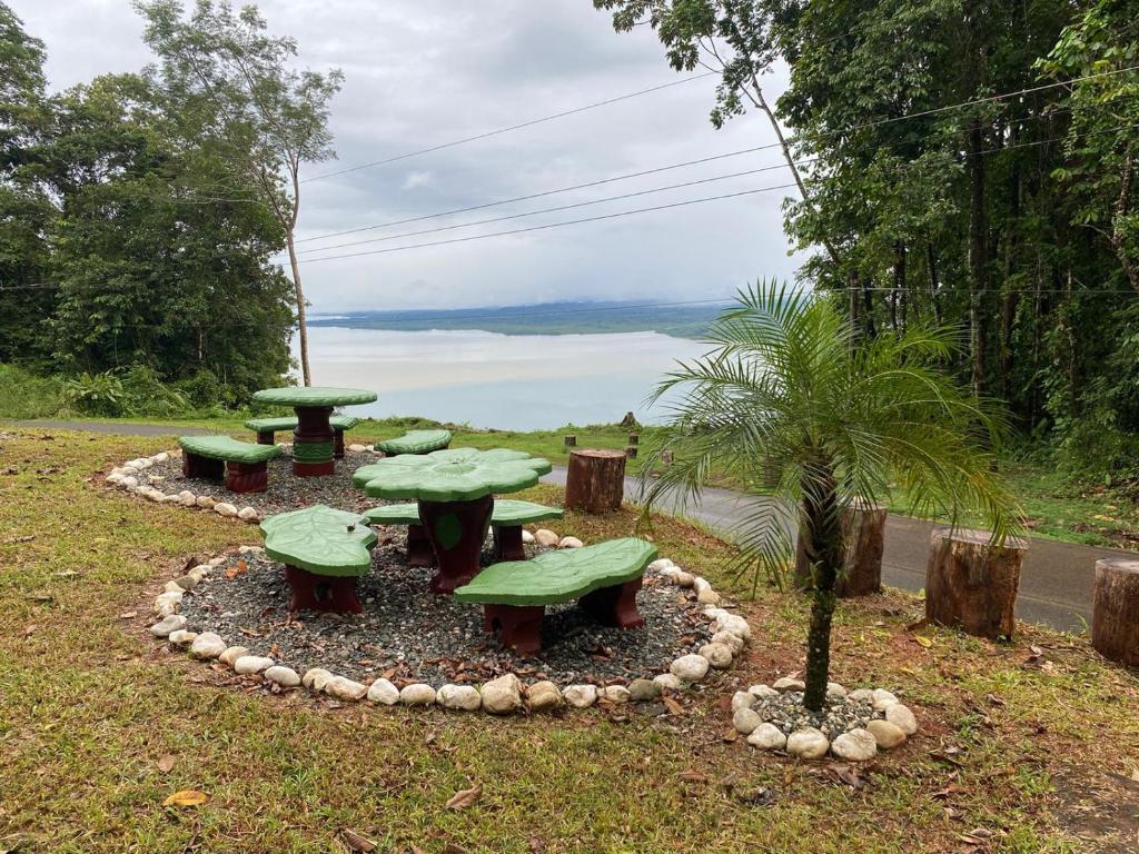 un grupo de mesas de picnic con vistas al agua en Bahías Lodge, en Rincón
