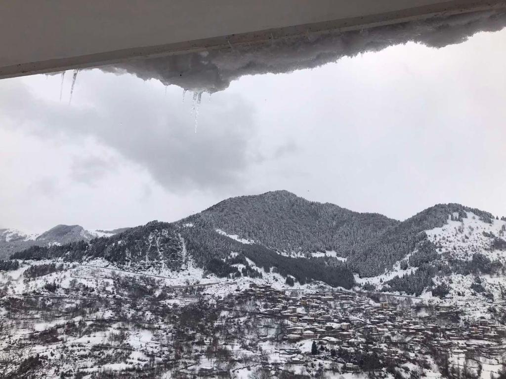 Nespecifikovaný výhled na hory nebo výhled na hory při pohledu z hotelu