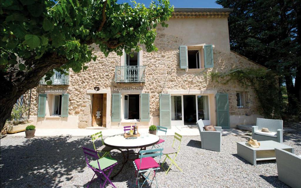 une table et des chaises devant une maison dans l'établissement La bastide d'emilie sud est, à Saint Antonin du Var