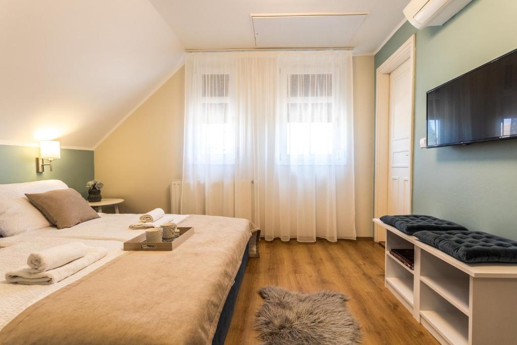 Łóżko lub łóżka w pokoju w obiekcie Kikerics vendégház