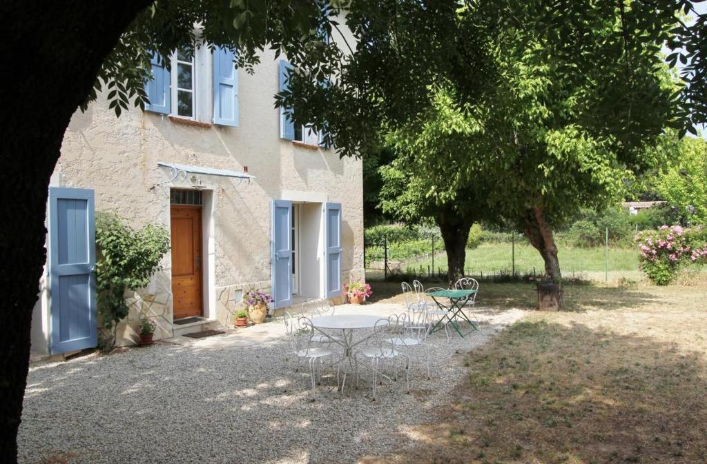 une table et des chaises devant une maison dans l'établissement Bastide les esperifes, à Vidauban
