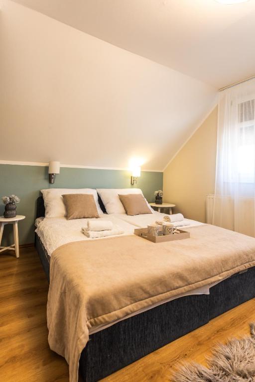 Łóżko lub łóżka w pokoju w obiekcie Kikerics vendégház