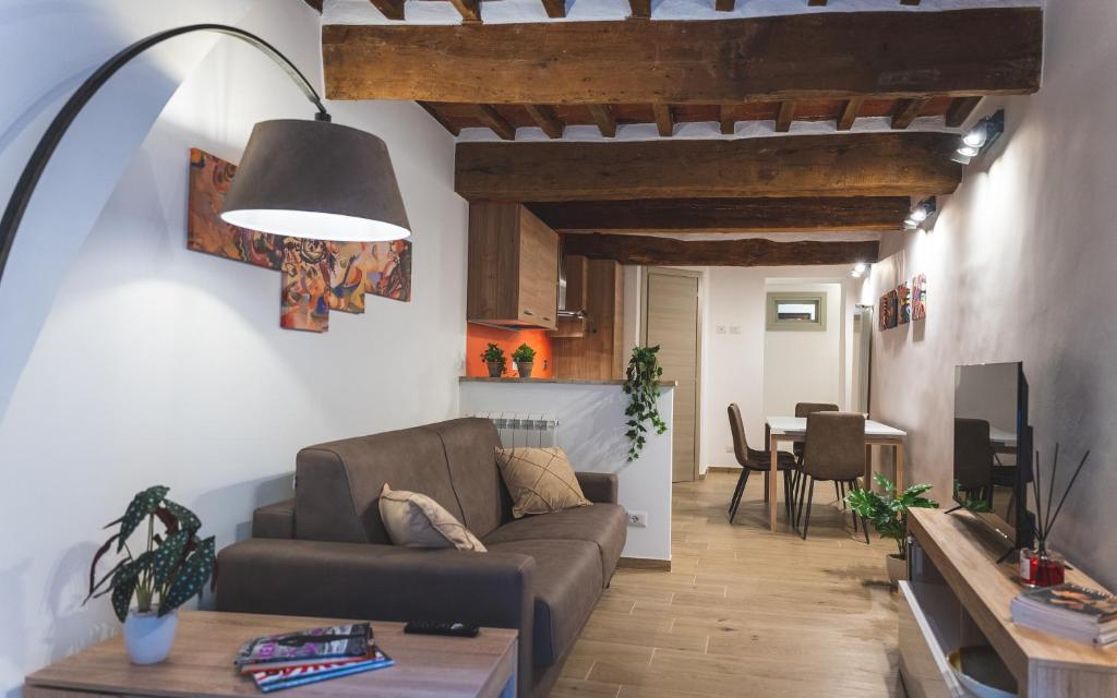 a living room with a couch and a table at Casa del Cocciaro in Città della Pieve