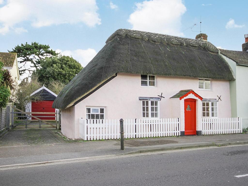 Casa blanca con techo de paja en The Old Thatch, en Christchurch