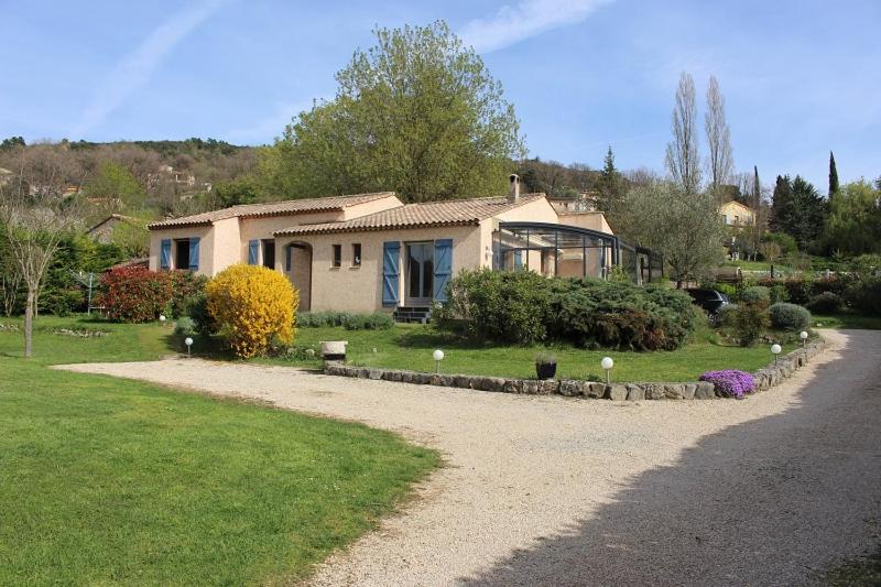 une maison avec une allée en gravier en face d'une cour dans l'établissement Maison les hortensias, à Montauroux