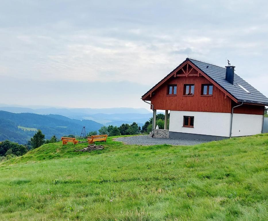 czerwono-biały dom na szczycie wzgórza w obiekcie Orle Gniazdo w mieście Kamienna Góra