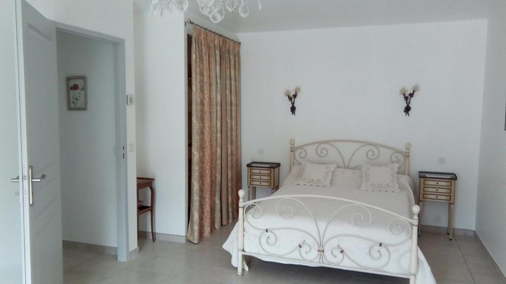 une chambre avec un lit blanc dans une pièce dans l'établissement Villa pamperigouste - clim et piscine, à Solliès-Toucas