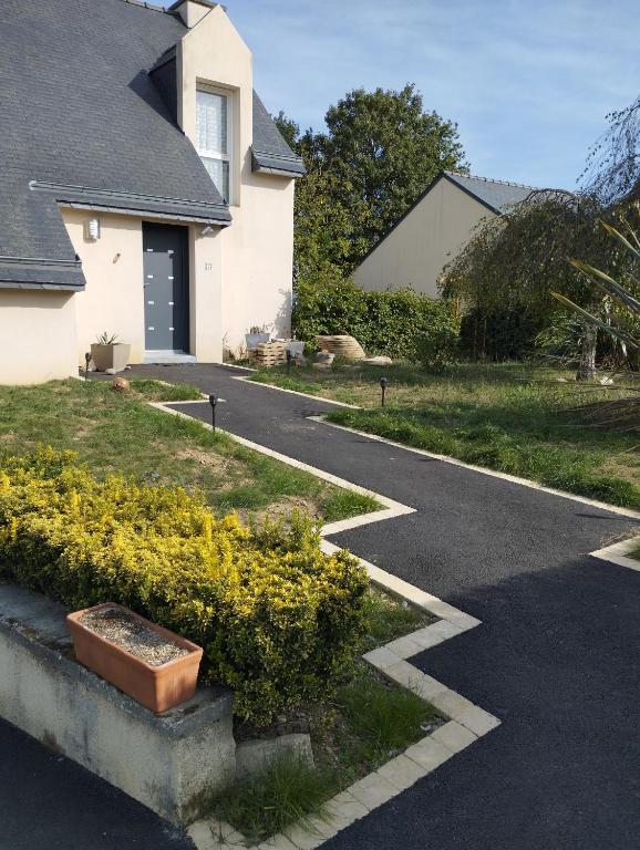 une route devant une maison dans l'établissement Le jardin aux oiseaux, à Saint-Jouan-de-lʼIsle