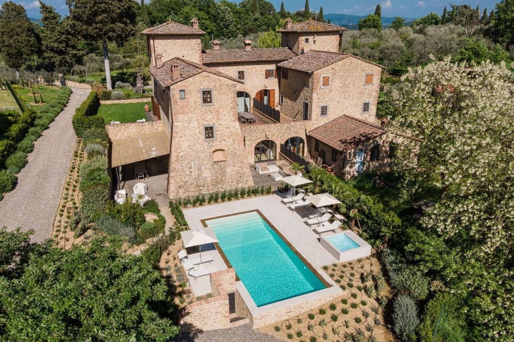 een luchtzicht op een huis met een zwembad bij Villa Pianacci in Tavarnelle in Val di Pesa