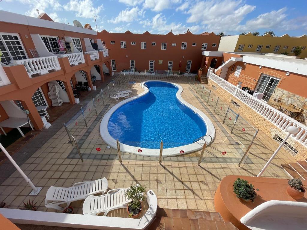 The swimming pool at or close to Apartamento Gustamar 13