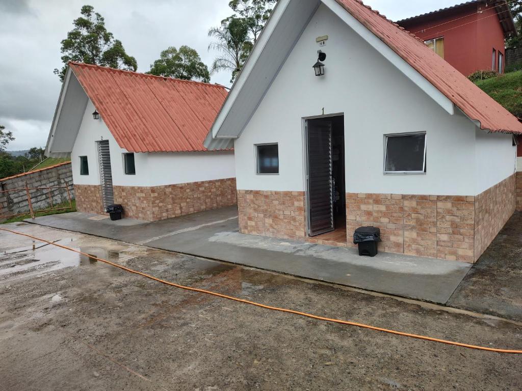 uma casa a ser construída com um telhado vermelho em Chalé Arizona em São Roque