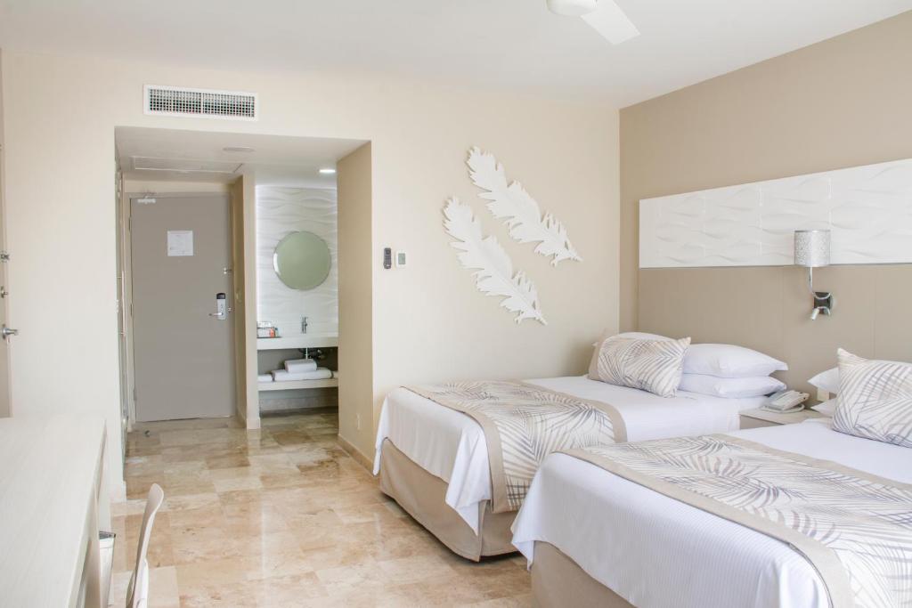 Postel nebo postele na pokoji v ubytování Krystal Grand Puerto Vallarta - All Inclusive