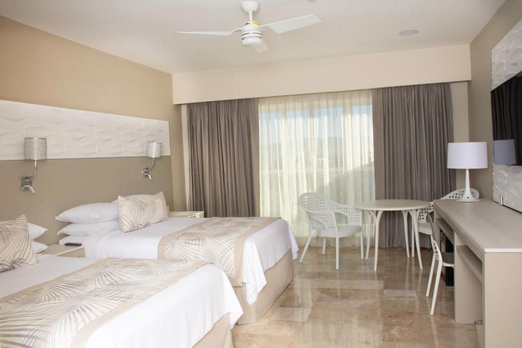 Postel nebo postele na pokoji v ubytování Krystal Grand Puerto Vallarta - All Inclusive