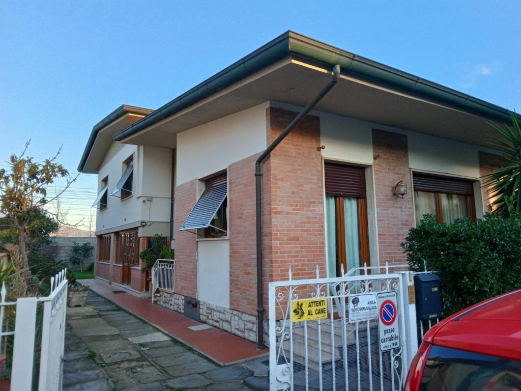 ein Haus mit einem Schild davor in der Unterkunft Vacanze a Viareggio in Viareggio