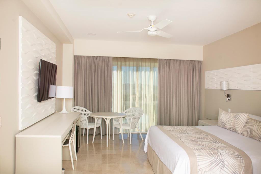 Postel nebo postele na pokoji v ubytování Krystal Grand Puerto Vallarta - All Inclusive