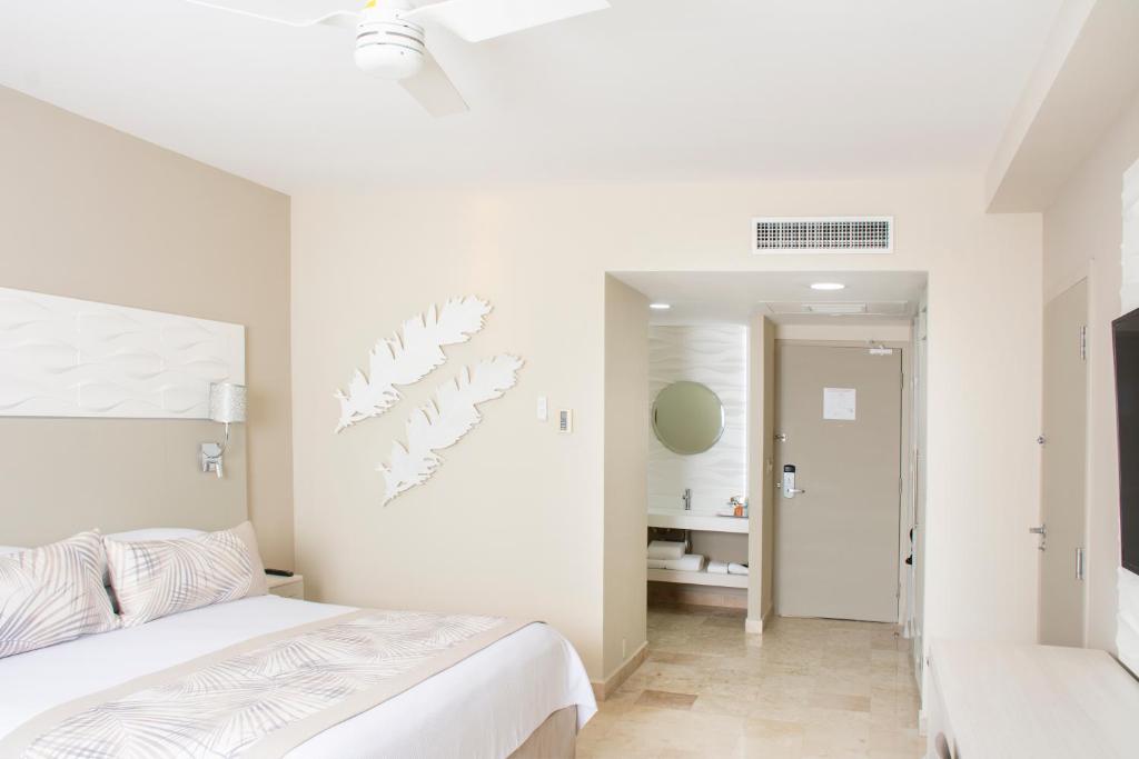 Postel nebo postele na pokoji v ubytování Krystal Grand Puerto Vallarta - All Inclusive