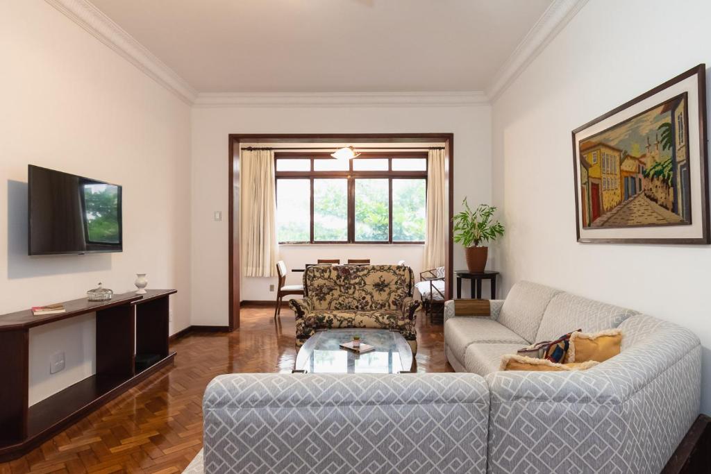 sala de estar con sofá y mesa en 3Qts c/ Workstation e Garagem | NSC 1344/502, en Río de Janeiro