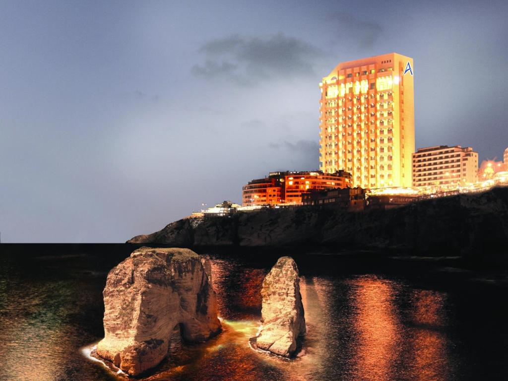 Vistas a una ciudad con un edificio en el fondo en Raouche Arjaan by Rotana en Beirut