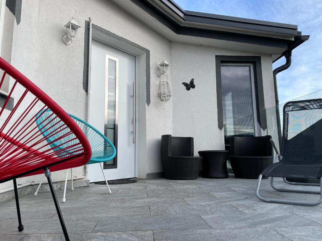Patio nebo venkovní prostory v ubytování Cozy Apartment next Outlet Center & Airport with Pool & Garden