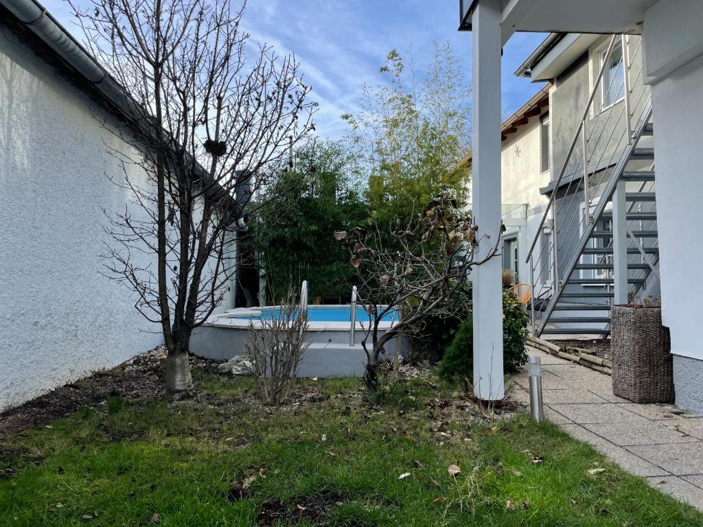 Bazén v ubytování Cozy Apartment next Outlet Center & Airport with Pool & Garden nebo v jeho okolí