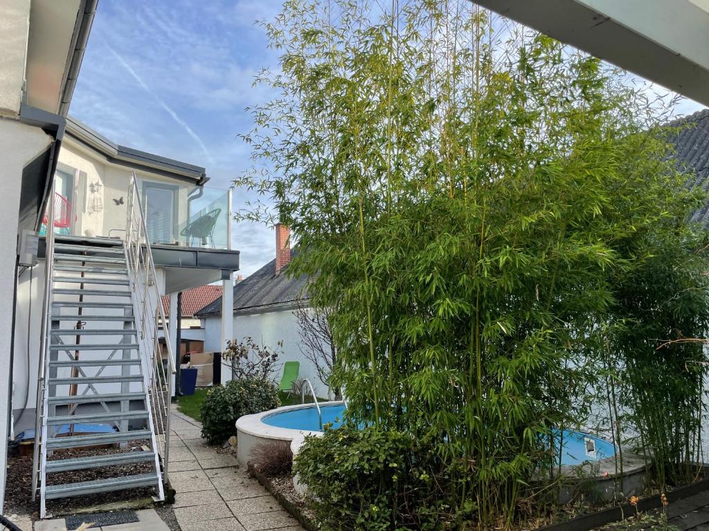 Bazén v ubytování Cozy Apartment next Outlet Center & Airport with Pool & Garden nebo v jeho okolí