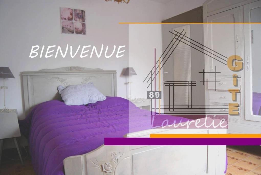 1 dormitorio con 1 cama con sábanas moradas en Gîte de Laurelie, en Andryes