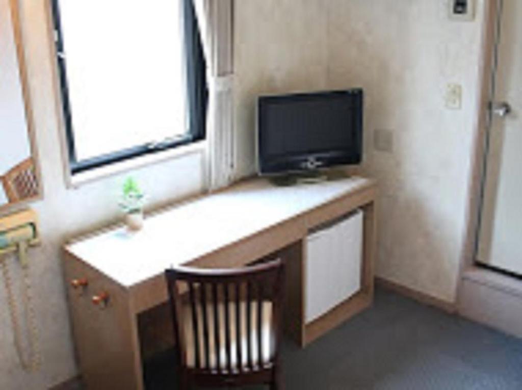 TV a/nebo společenská místnost v ubytování HOTEL LiVEMAX BUDGET Fuchu Annex
