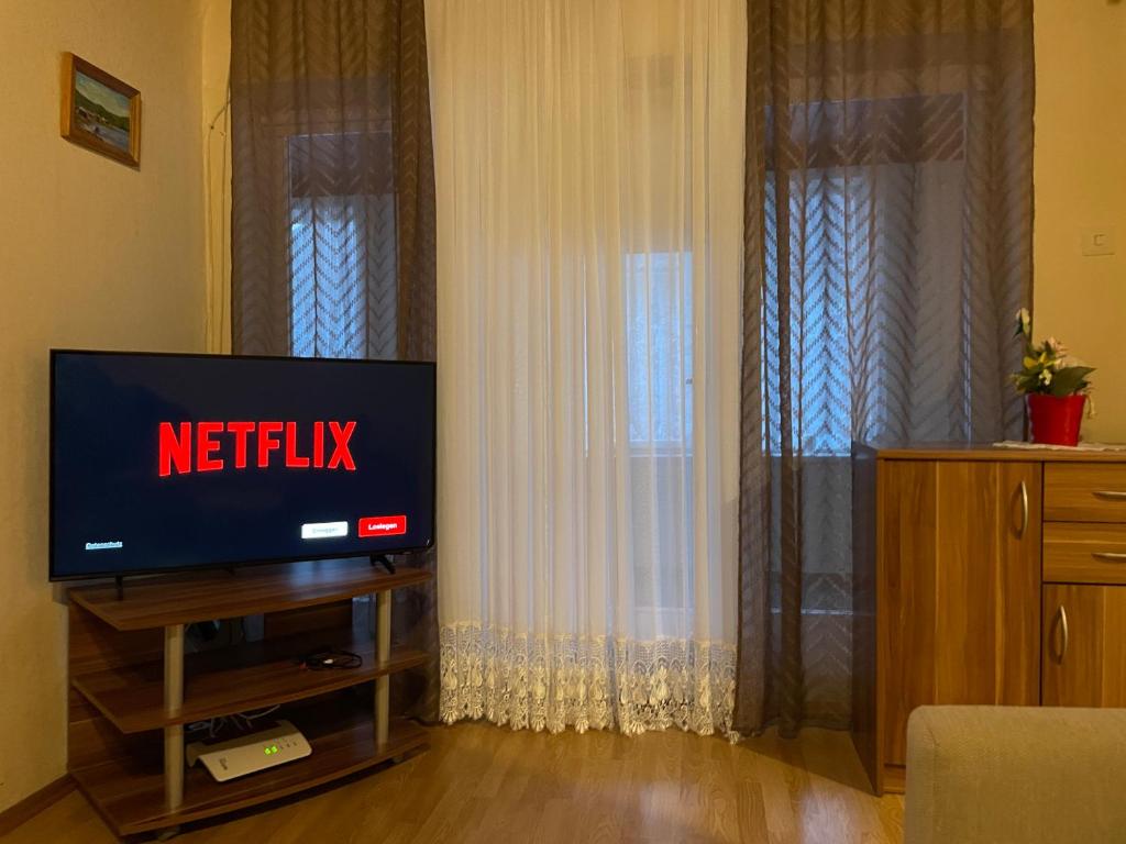 TV a/nebo společenská místnost v ubytování Cheap Outlet Center Apartment with Pool