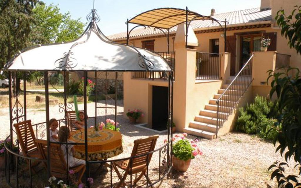 - un kiosque dans l'arrière-cour d'une maison dans l'établissement Le cypres aux esperifes, à Vidauban