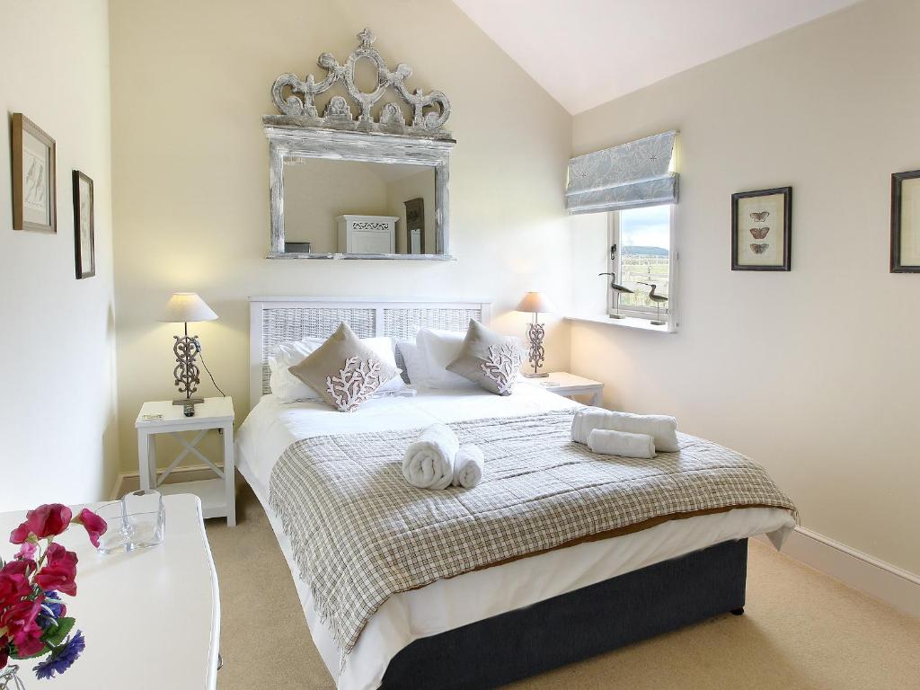 - une chambre avec un lit et 2 serviettes dans l'établissement Fell Cottage, à Scarborough