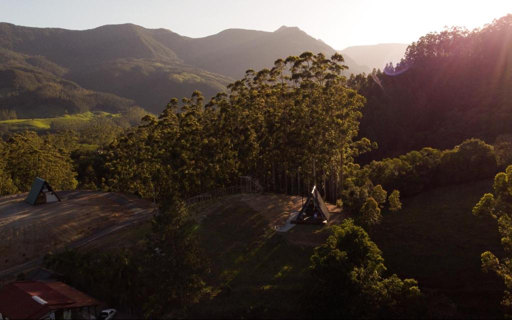 z powietrza widok na las z górami w obiekcie Chalés Benessere w mieście Lauro Müller