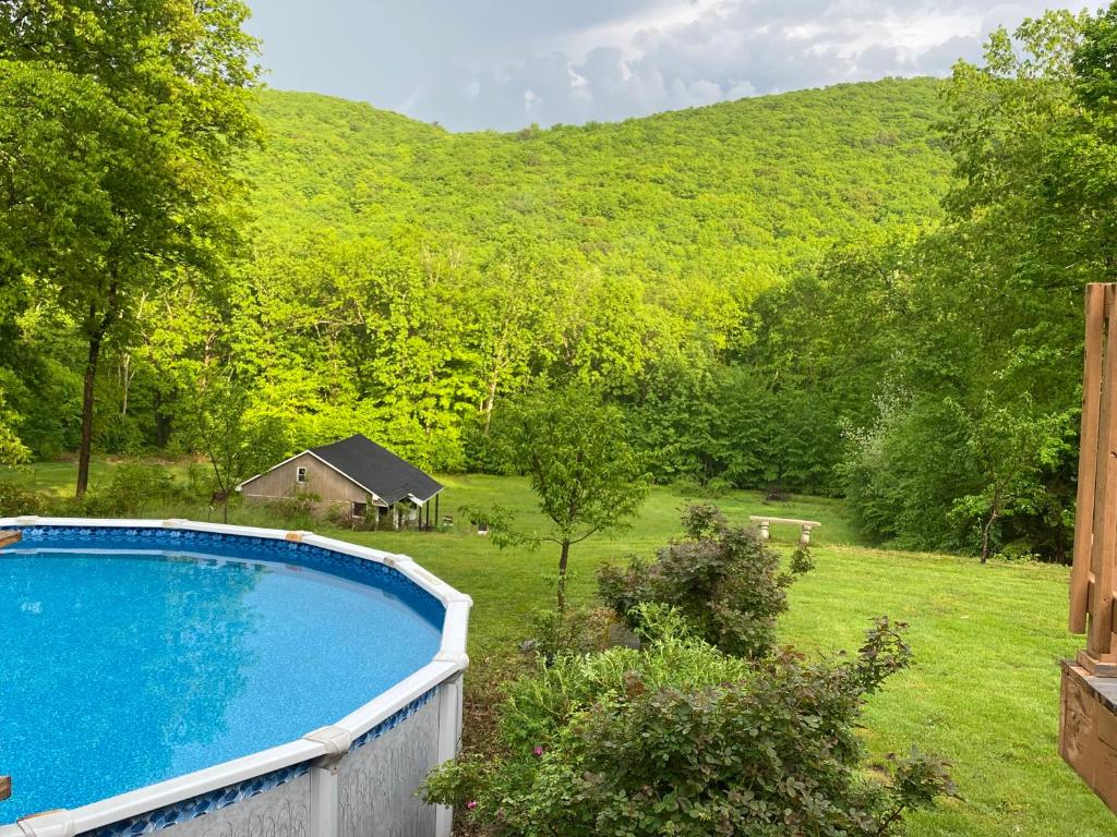 Hot Tub With Mountain Views, Fire Pit, Grill & Game Room - Housity