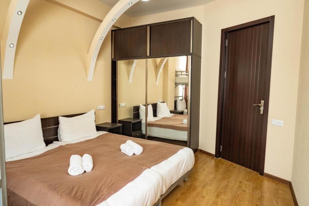 Postel nebo postele na pokoji v ubytování Gudauri Club 2100 Apt206