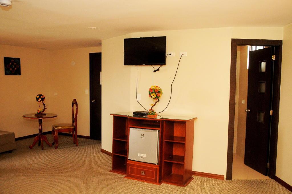 TV a/nebo společenská místnost v ubytování Colony Inn Hotel
