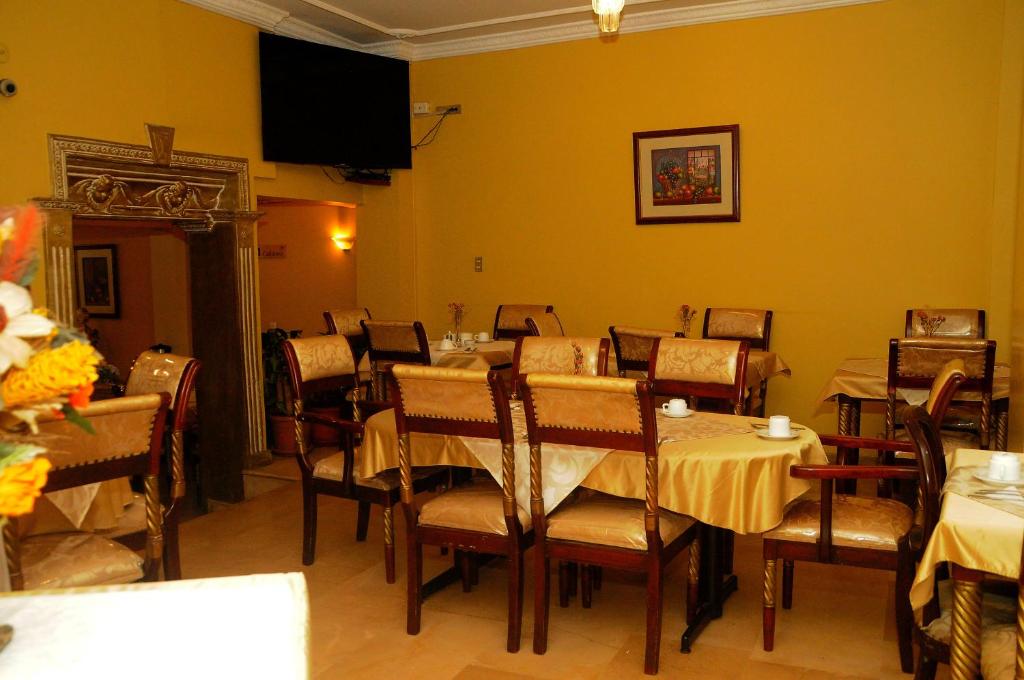 TV a/nebo společenská místnost v ubytování Colony Inn Hotel