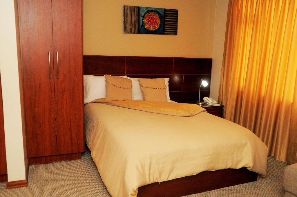 Postel nebo postele na pokoji v ubytování Colony Inn Hotel