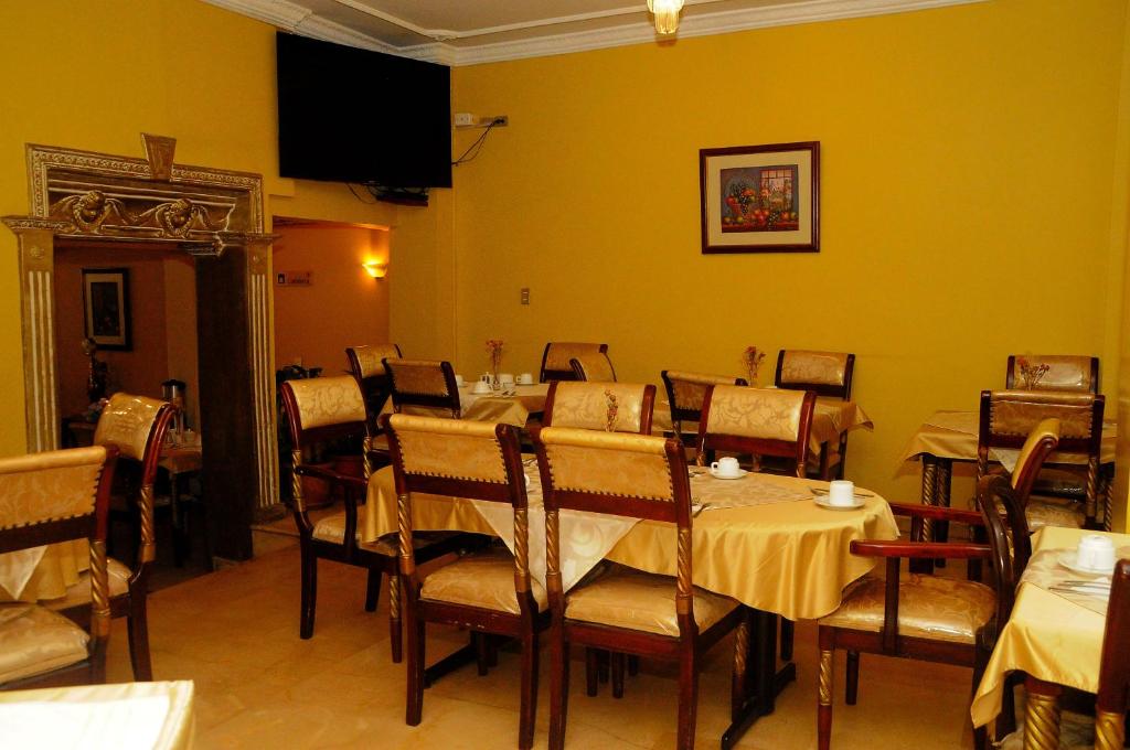 TV a/nebo společenská místnost v ubytování Colony Inn Hotel