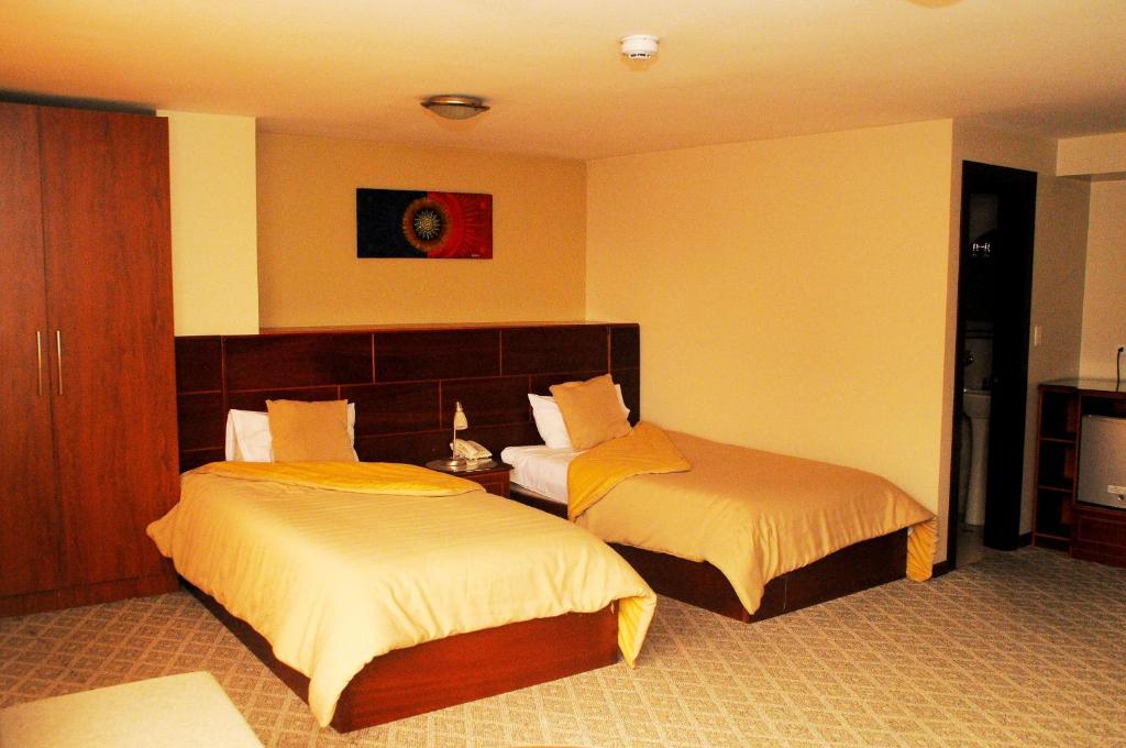 Postel nebo postele na pokoji v ubytování Colony Inn Hotel