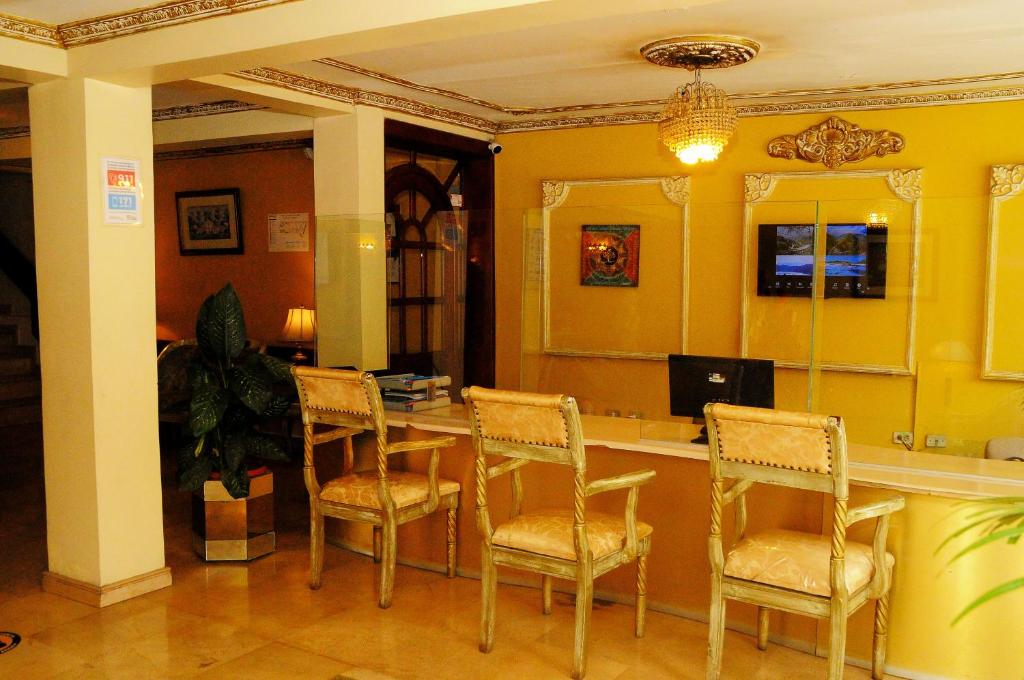 TV a/nebo společenská místnost v ubytování Colony Inn Hotel