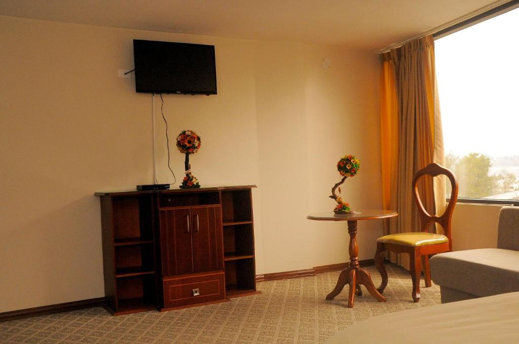 TV a/nebo společenská místnost v ubytování Colony Inn Hotel