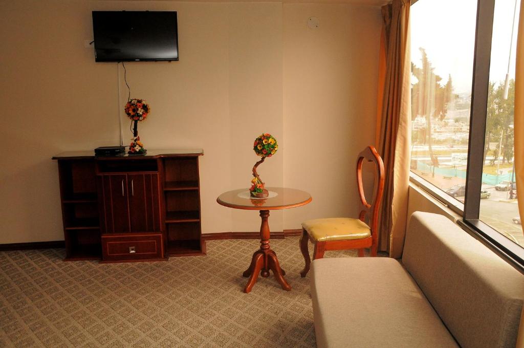 TV a/nebo společenská místnost v ubytování Colony Inn Hotel