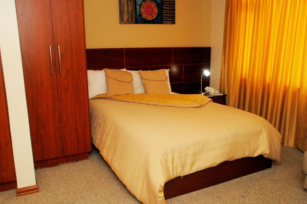 Postel nebo postele na pokoji v ubytování Colony Inn Hotel
