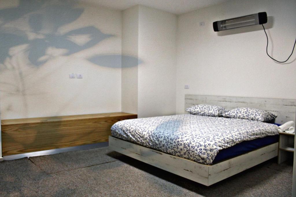 een slaapkamer met een bed en een aan de muur gemonteerde projector bij Tower of the sun in Majdal Shams