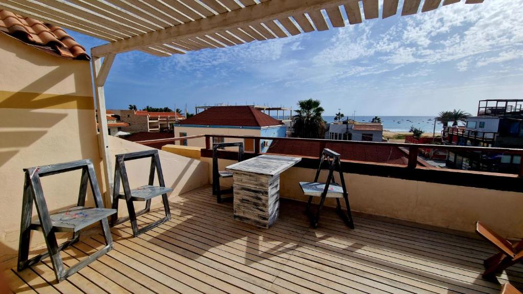 einen Balkon mit 2 Stühlen und einem Tisch sowie Meerblick in der Unterkunft Ocean Penthouse - Santa Maria in Santa Maria