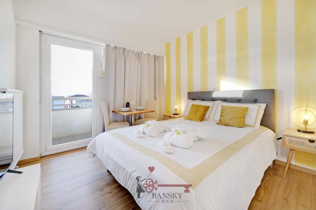 una camera da letto con un letto grande con asciugamani sopra di Sunny Suite Nordic - Lugano City -By EasyLife Swiss a Lugano