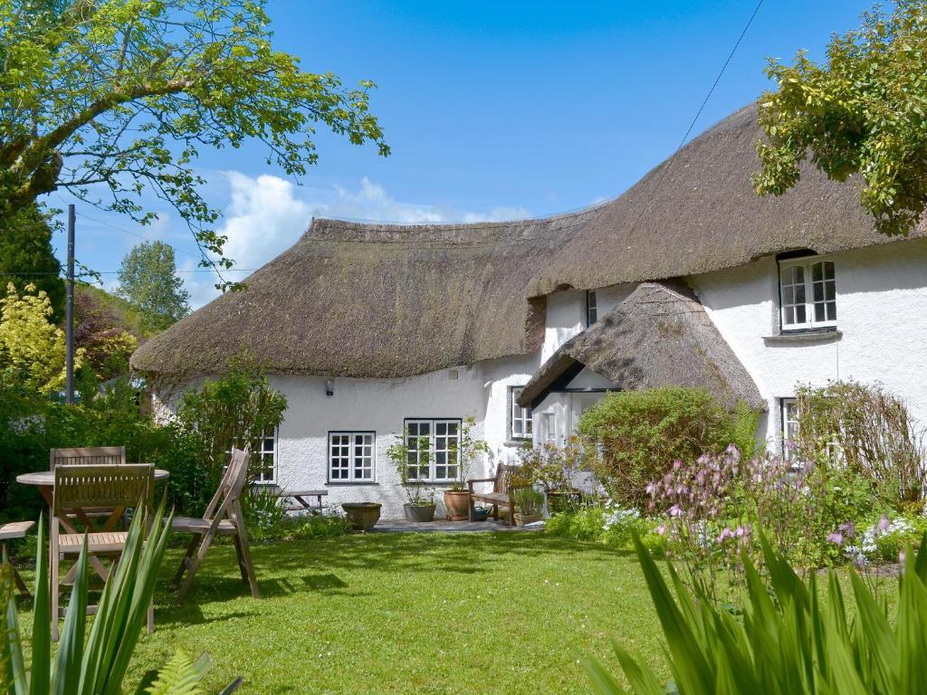 Cabaña con techo de paja y techo de hierba en The Thatch Cottage en South Petherwin