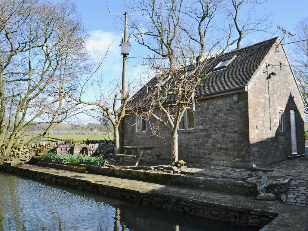 哈廷頓的住宿－The Old Mill Annexe，河边的小砖房